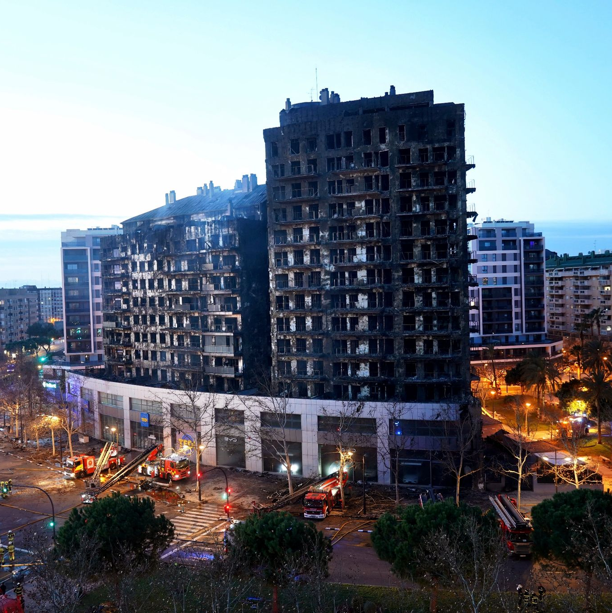 Das Hochhaus in Valencia ist völlig ausgebrannt. - Foto: Alberto Saiz/AP/dpa