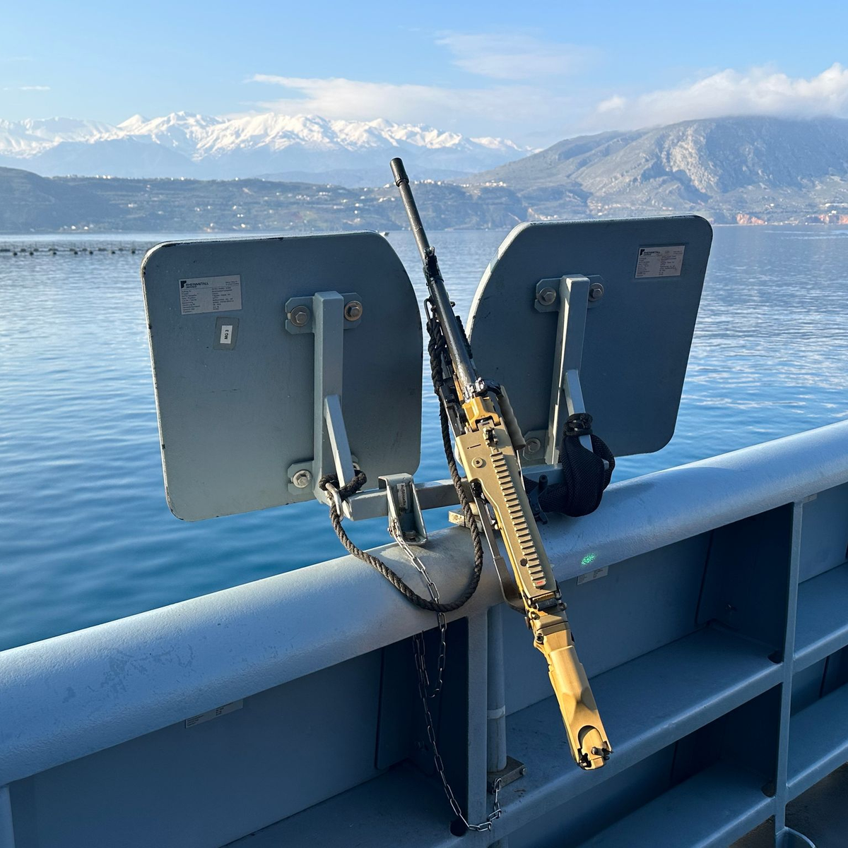 Wegen der Angriffe der Huthi meiden große Reedereien zunehmend die kürzeste See-Verbindung zwischen Asien und Europa. - Foto: Michael Fischer/dpa