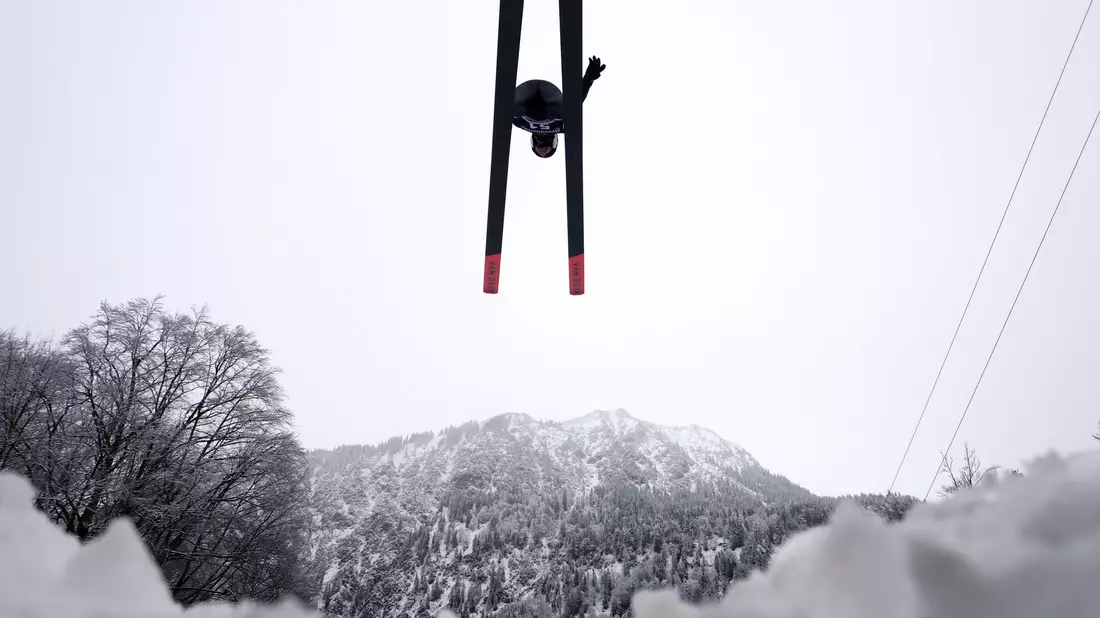 Das deutsche Team um Andreas Wellinger verpasste beim Skifliegen in Oberstdorf das Podest. - Bild: Karl-Josef Hildenbrand/dpa