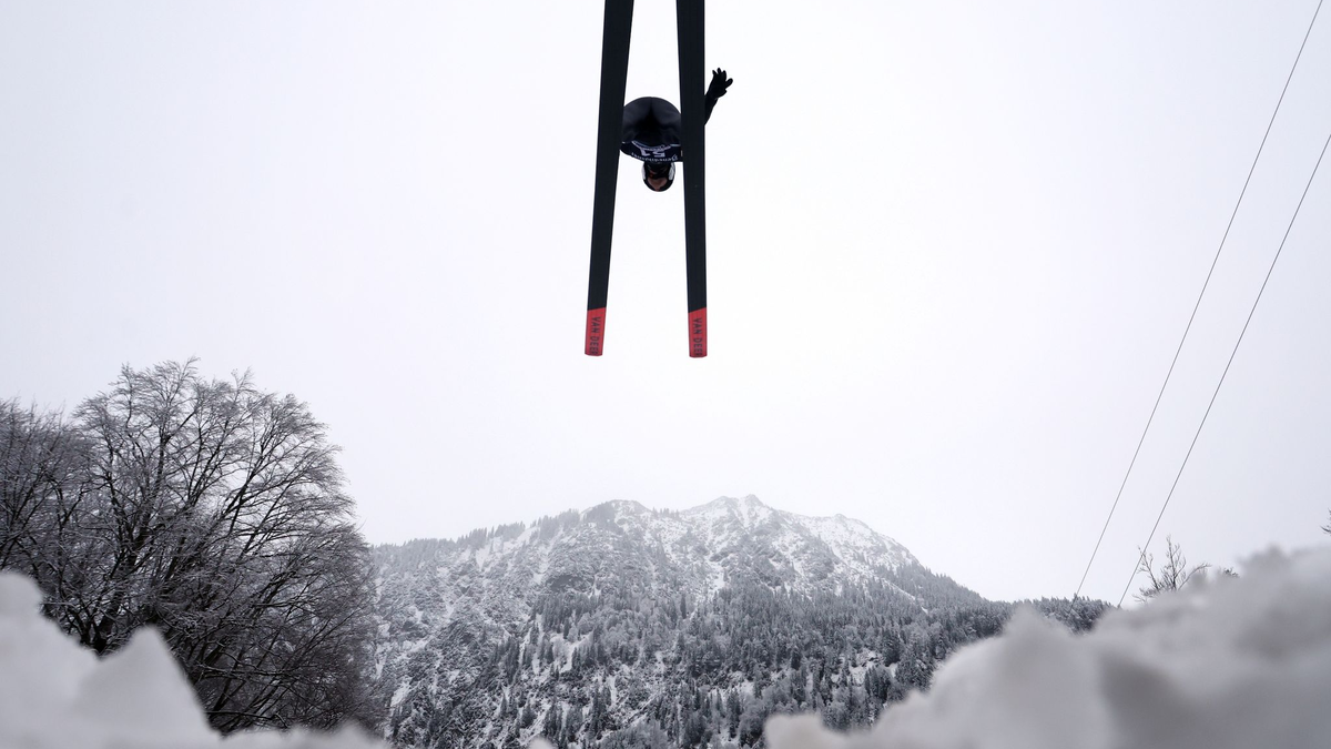 Das deutsche Team um Andreas Wellinger verpasste beim Skifliegen in Oberstdorf das Podest. - Foto: Karl-Josef Hildenbrand/dpa