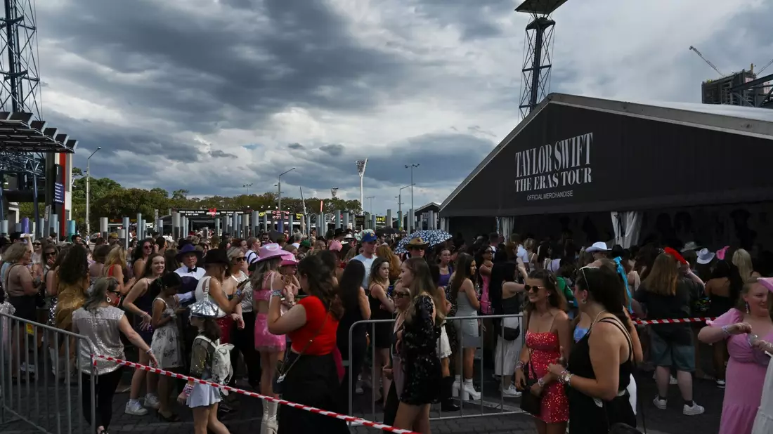 Gewitterwolken ziehen auf, als Tausende Konzertbesucher zum ersten von vier Konzerten von Taylor Swifts «The Eras Tour» in Sydney eintreffen. - Bild: Dean Lewins/AAP/dpa