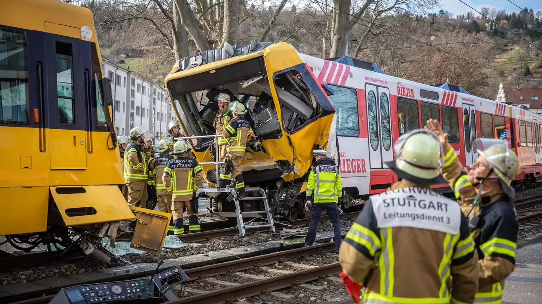 Einsatzkräfte der Feuerwehr stehen am Unfallort im Stuttgarter Stadtteil Wangen. - Bild: Christoph Schmidt/dpa
