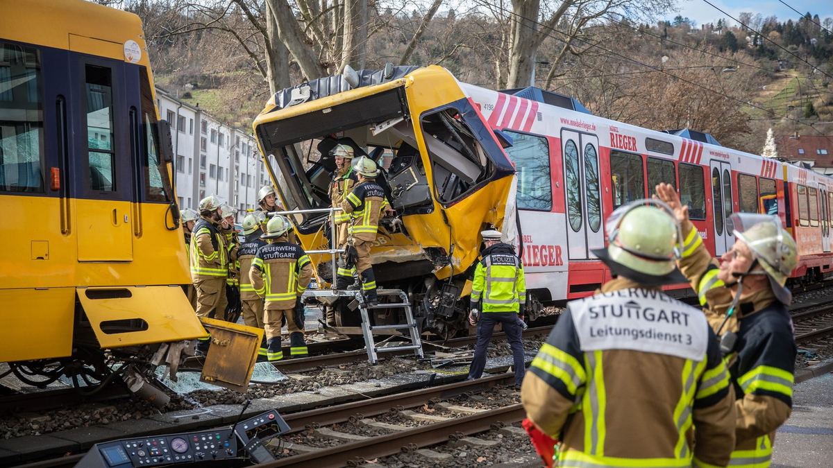 Einsatzkräfte der Feuerwehr stehen am Unfallort im Stuttgarter Stadtteil Wangen. - Foto: Christoph Schmidt/dpa