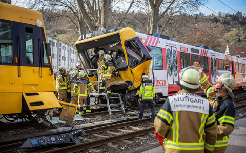 Einsatzkräfte der Feuerwehr stehen am Unfallort im Stuttgarter Stadtteil Wangen. - Foto: Christoph Schmidt/dpa