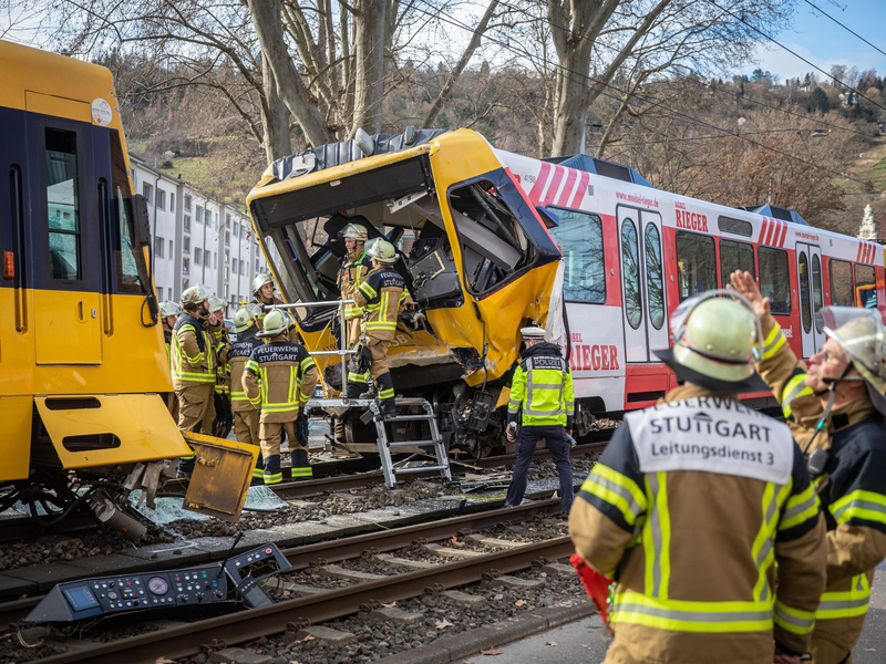 Einsatzkräfte der Feuerwehr stehen am Unfallort im Stuttgarter Stadtteil Wangen. - Foto: Christoph Schmidt/dpa