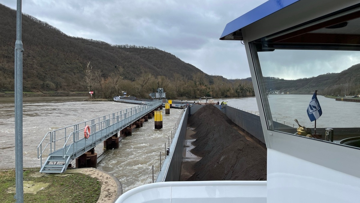 PP-ELT: Schubleichter reißt bei Ausfahrt aus der Schleuse Lehmen ab - Foto: presseportal.de