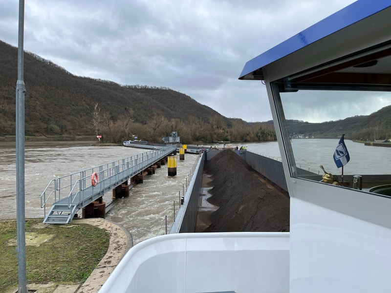 PP-ELT: Schubleichter reißt bei Ausfahrt aus der Schleuse Lehmen ab - Foto: presseportal.de