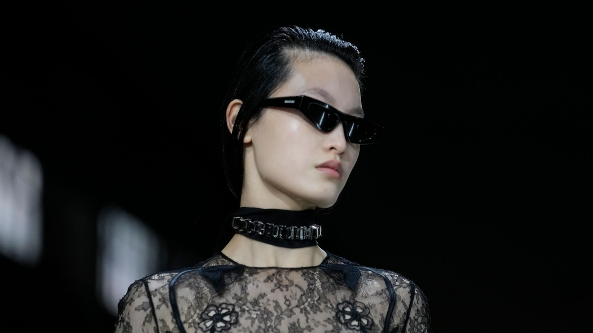 Schauspielerin Salma Hayek (M) war Gästin bei der Präsentation der Gucci-Damenkollektion. - Foto: Luca Bruno/AP/dpa