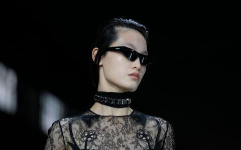 Schauspielerin Salma Hayek (M) war Gästin bei der Präsentation der Gucci-Damenkollektion. - Foto: Luca Bruno/AP/dpa