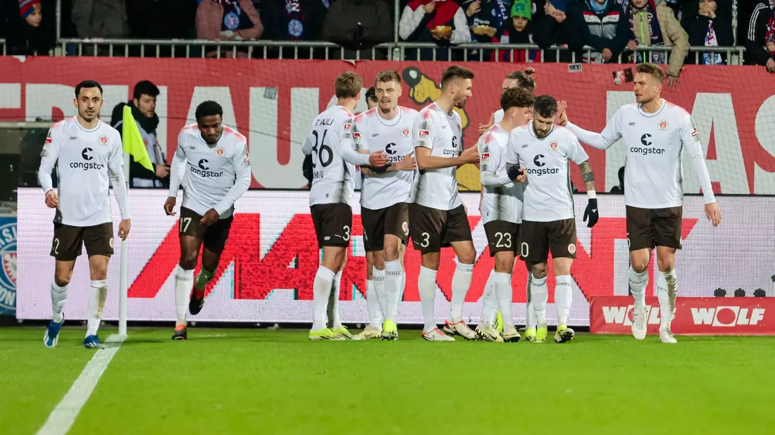 Spitzenreiter St. Pauli konnte die zweitplatzierten Kieler auf sechs Punkte distanzieren. - Bild: Frank Molter/dpa