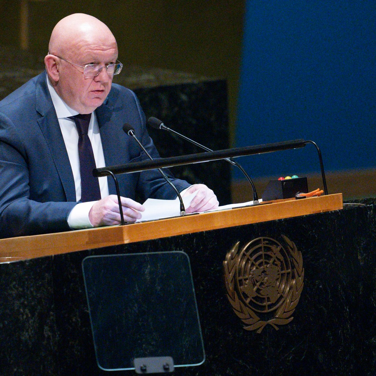 Der russische UN-Botschafter Wassili Nebensja behauptet, dass viele westliche Darstellungen des Kriegs erfunden seien. - Foto: Mary Altaffer/AP/dpa