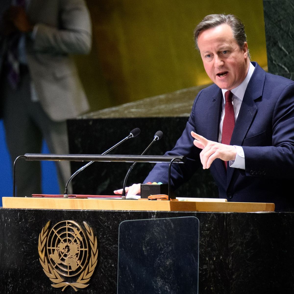 Der britische Außenminister David Cameron über Putin: «Das ist kein Mann, der den Kompromiss sucht.» - Foto: Bernd von Jutrczenka/dpa