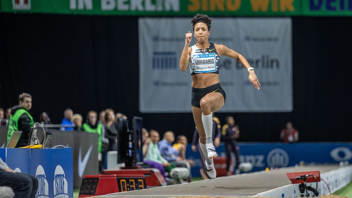 Sprang beim Istaf Indoor in Berlin zum Sieg: Weitspringerin Malaika Mihambo. - Foto: Andreas Gora/dpa