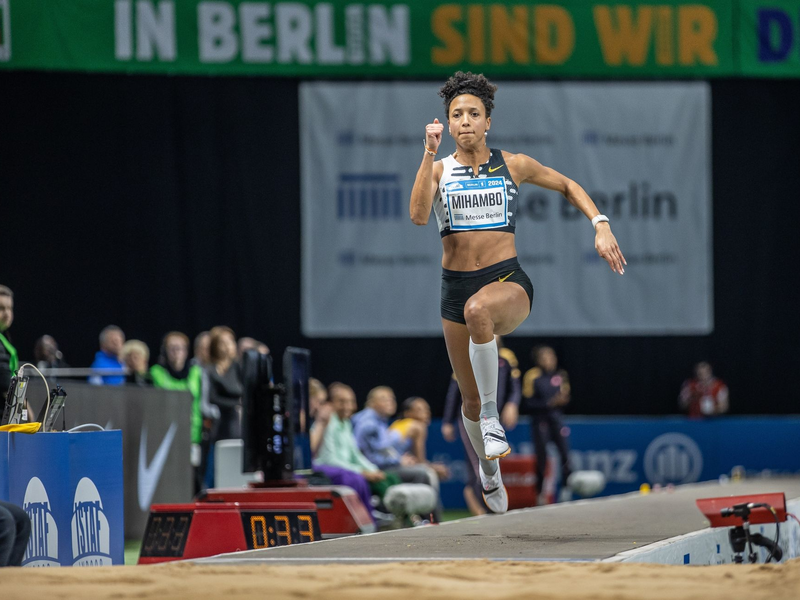Sprang beim Istaf Indoor in Berlin zum Sieg: Weitspringerin Malaika Mihambo. - Foto: Andreas Gora/dpa