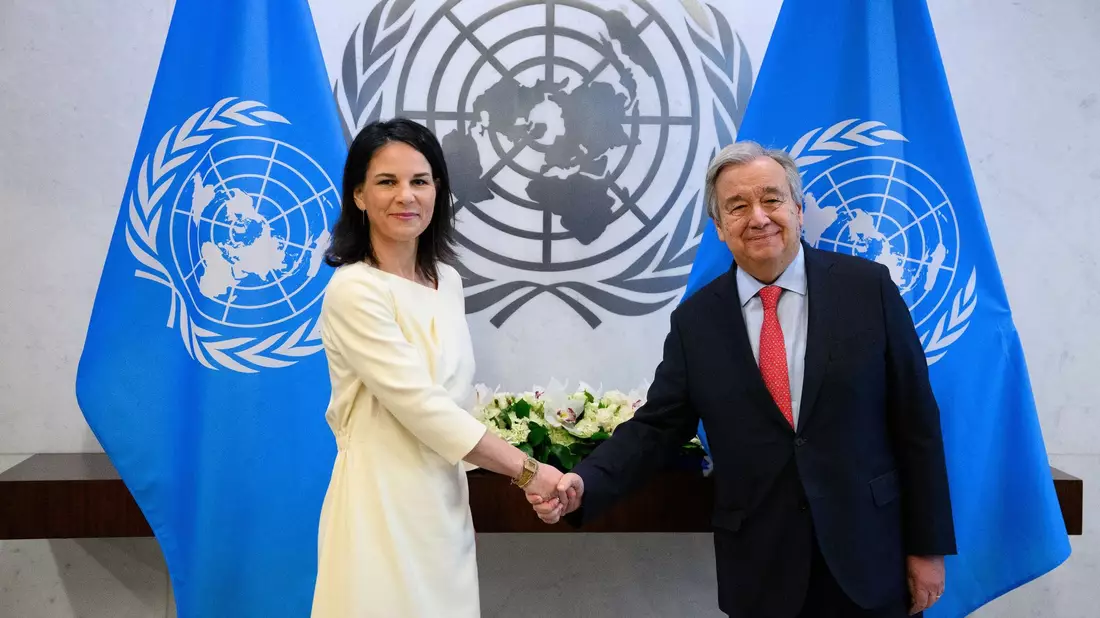 Außenministerin Annalena Baerbock und UN-Generalsekretär António Guterres treffen sich zu einem Gespräch im UN-Hauptquartier. - Bild: Bernd von Jutrczenka/dpa