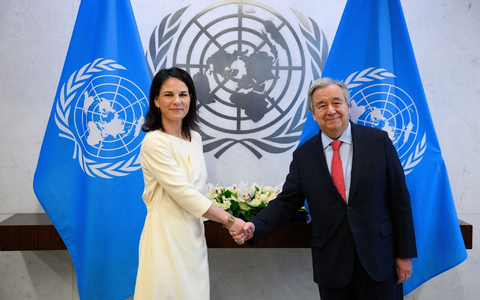 Außenministerin Annalena Baerbock und UN-Generalsekretär António Guterres treffen sich zu einem Gespräch im UN-Hauptquartier. - Foto: Bernd von Jutrczenka/dpa