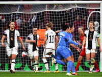 Dumme Aktion und Rote Karte: Kathrin Hendrich. - Foto: Sebastian Christoph Gollnow/dpa