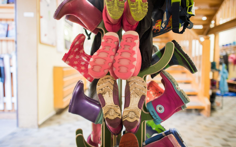 Neben dem Wohnort entscheiden vor allem das Alter der Kinder, der Betreuungsumfang und das Einkommen der Eltern über die Höhe der Gebühren. - Foto: Andreas Arnold/dpa