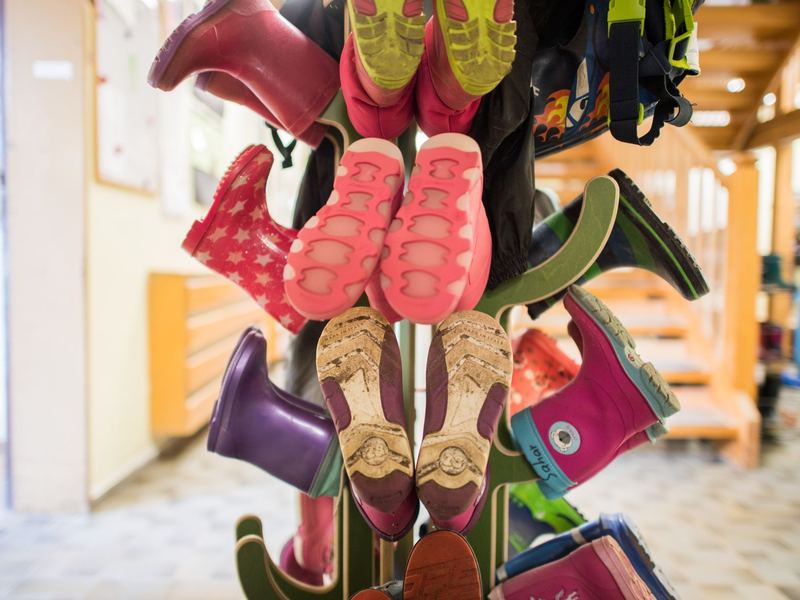 Neben dem Wohnort entscheiden vor allem das Alter der Kinder, der Betreuungsumfang und das Einkommen der Eltern über die Höhe der Gebühren. - Foto: Andreas Arnold/dpa