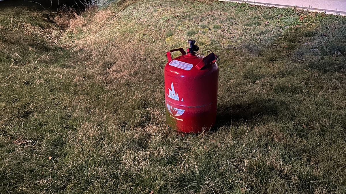 FW LK Leipzig: Fahrzeug gegen 12 Kg Gasflasche - Foto: presseportal.de