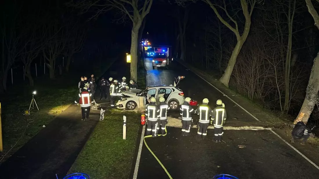 Feuerwehr Kalkar: Alleinunfall- PKW gegen zwei Bäume - Bild: presseportal.de