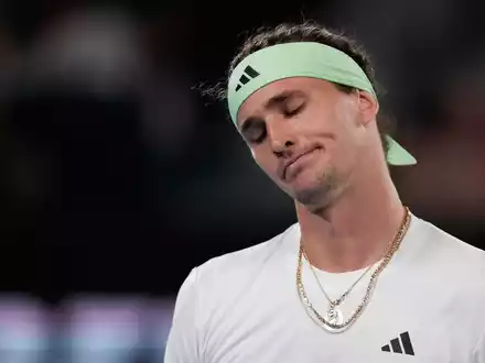 Alexander Zverev hat sein Auftaktmatch in Acapulco verloren. - Foto: Louise Delmotte/AP/dpa
