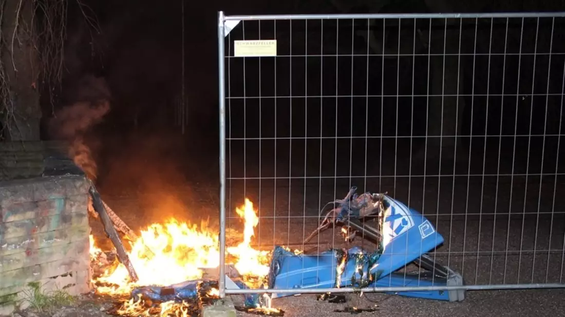 POL-HAM: unbekannte setzen mobiles WC in Brand im OLG-Park - Bild: presseportal.de