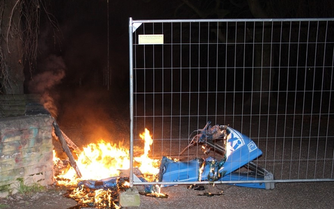 POL-HAM: unbekannte setzen mobiles WC in Brand im OLG-Park - Foto: presseportal.de