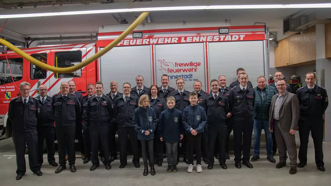 FW-OE: Jahresdienstbesprechung des Einsatzbereichs 4 der Feuerwehr Lennestadt - 100 Jahre Löschgruppe Saalhausen - Bild: presseportal.de