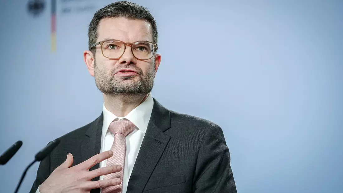 Justizminister Marco Buschmann (FDP) will einen Entwurf zur Absicherung des Verfassungsgerichts vorlegen. - Bild: Kay Nietfeld/dpa