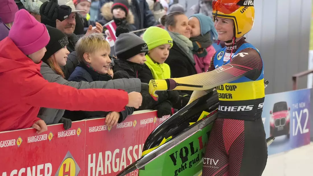Freut sich im Ziel: Gesamtweltcupsiegerin Julia Taubitz. - Bild: Roman Koksarov/AP