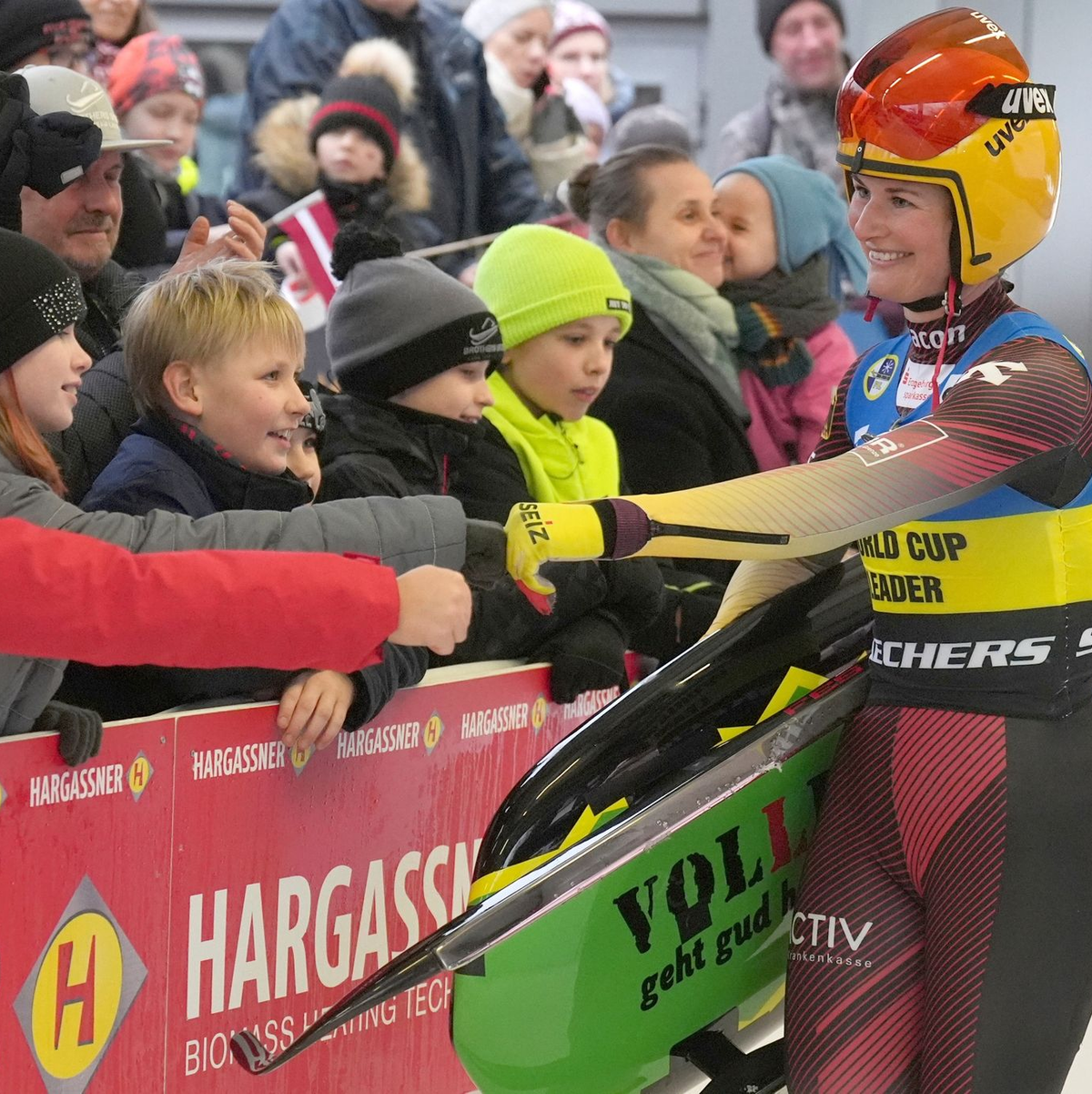 Freut sich im Ziel: Gesamtweltcupsiegerin Julia Taubitz. - Foto: Roman Koksarov/AP