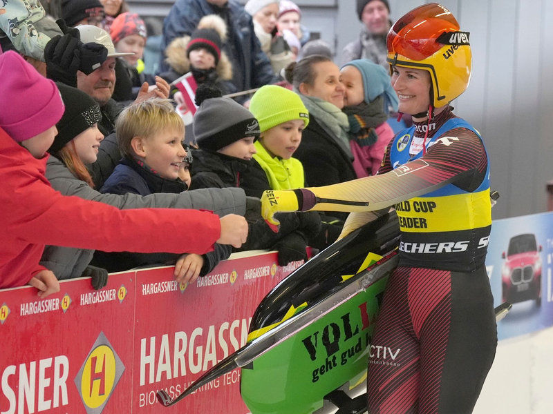 Freut sich im Ziel: Gesamtweltcupsiegerin Julia Taubitz. - Foto: Roman Koksarov/AP