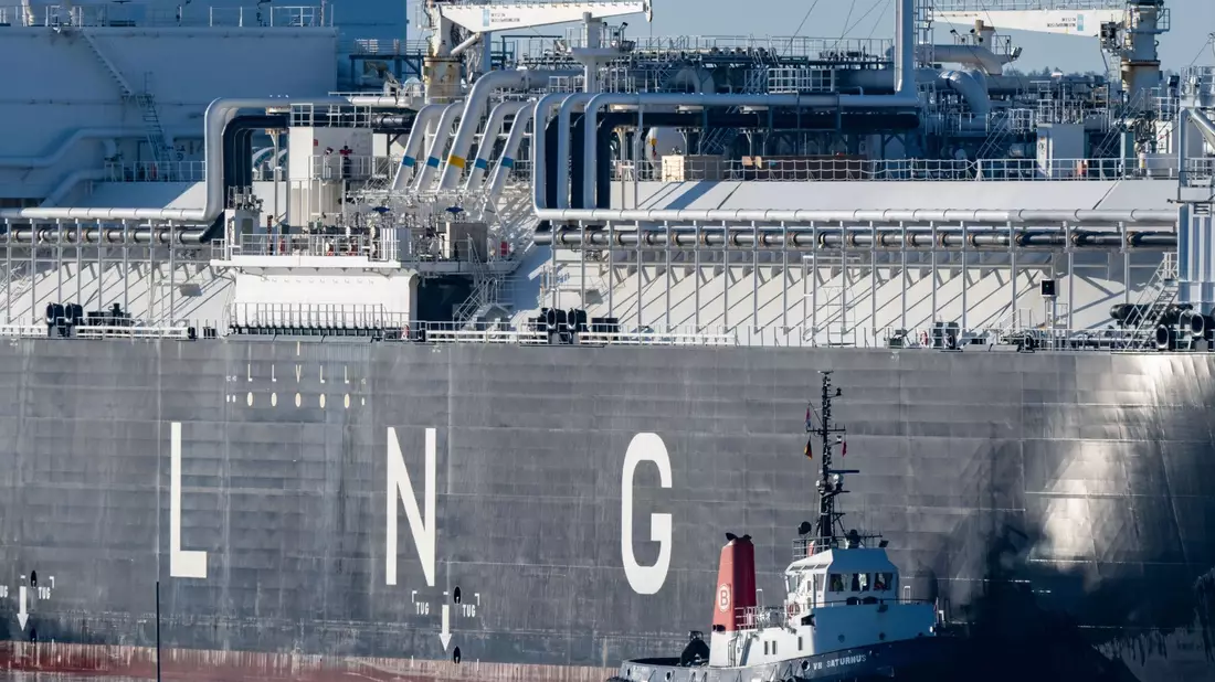 Die fast 300 Meter lange «Energos Power» läuft begleitet von Schleppern in den Hafen von Mukran ein. - Bild: Stefan Sauer/dpa