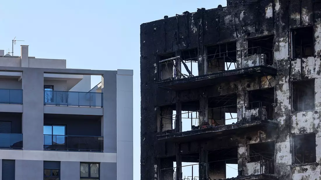 Nach dem Großbrand in einem Wohnkomplex in Valencia ist die Zahl der Toten weiter gestiegen. - Bild: Rober Solsona/EUROPA PRESS/dpa