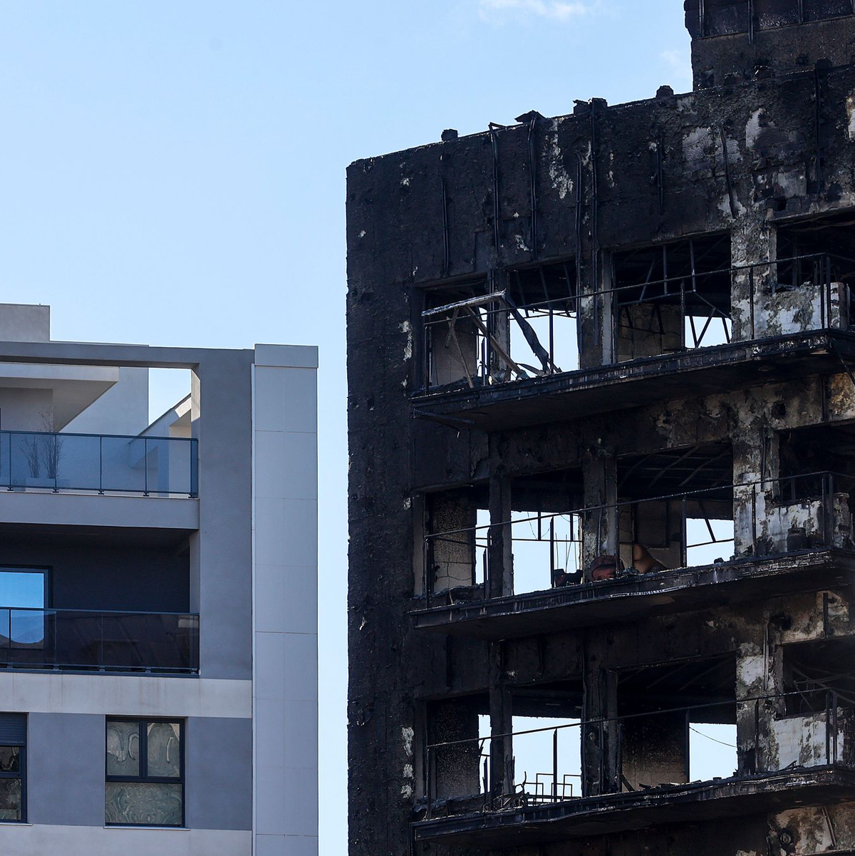 Nach dem Großbrand in einem Wohnkomplex in Valencia ist die Zahl der Toten weiter gestiegen. - Foto: Rober Solsona/EUROPA PRESS/dpa