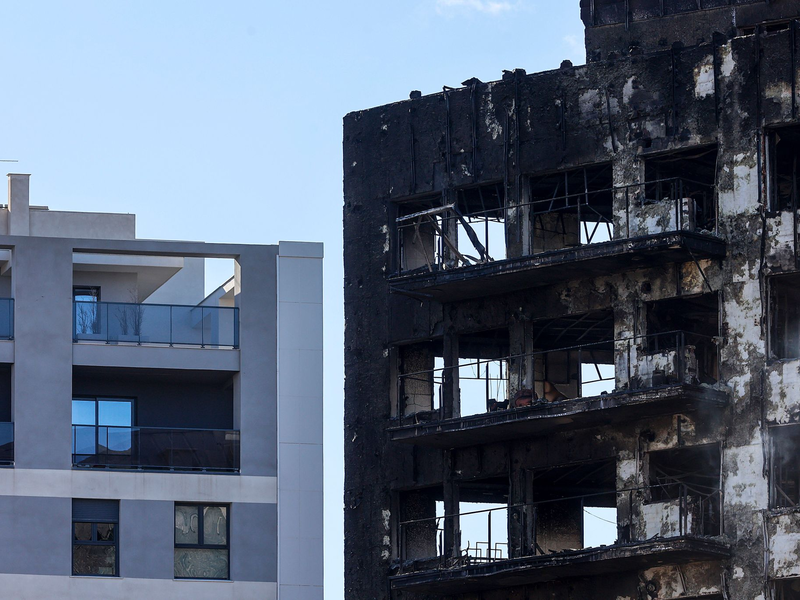 Nach dem Großbrand in einem Wohnkomplex in Valencia ist die Zahl der Toten weiter gestiegen. - Foto: Rober Solsona/EUROPA PRESS/dpa