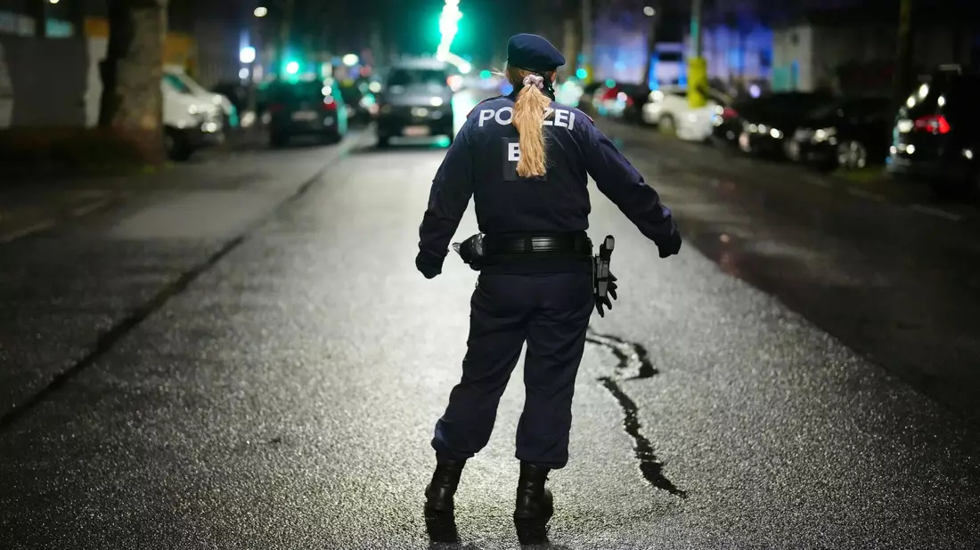 Drei Frauen sind in einem Bordell in Wien-Brigittenau tot aufgefunden worden. Ein Tatverdächtiger befindet sich in Polizeigewahrsam. - Bild: Georg Hochmuth/APA/dpa