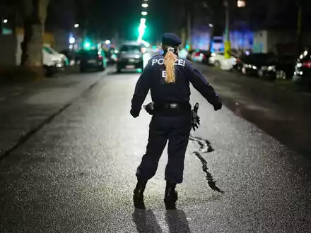 Drei Frauen sind in einem Bordell in Wien-Brigittenau tot aufgefunden worden. Ein Tatverdächtiger befindet sich in Polizeigewahrsam. - Foto: Georg Hochmuth/APA/dpa