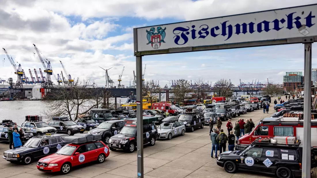 In 16 Tagen durch neun Länder: Alte Autos und Motorräder starten ihre Rallye bis zum Nordkap. - Bild: Axel Heimken/dpa