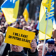 Anlässlich des zweiten Jahrestags der russischen Angriffskriegs auf die Ukraine finden in Deutschland vielerorts Aktionen und Kundgebungen in Solidarität mit der Ukraine statt - wie hier am Brandenburger Tor in Berlin. - Foto: Fabian Sommer/dpa