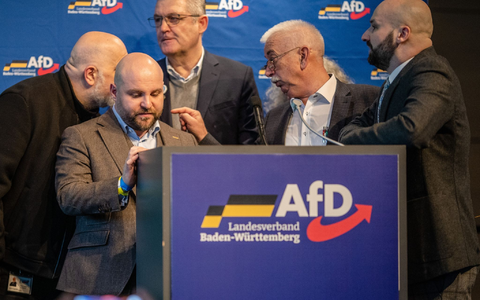 AfD-Politiker um Markus Frohnmaier  beratschlagen in der Stadthalle über das weitere Vorgehen beim Landesparteitag. - Foto: Christoph Schmidt/dpa