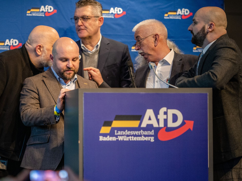 AfD-Politiker um Markus Frohnmaier  beratschlagen in der Stadthalle über das weitere Vorgehen beim Landesparteitag. - Foto: Christoph Schmidt/dpa
