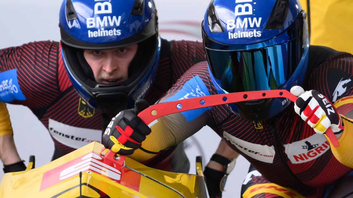 Bob-Pilot Francesco Friedrich (r) und Anschieger Alexander Schüller führen bei der Zweierbob-WM. - Foto: Robert Michael/dpa