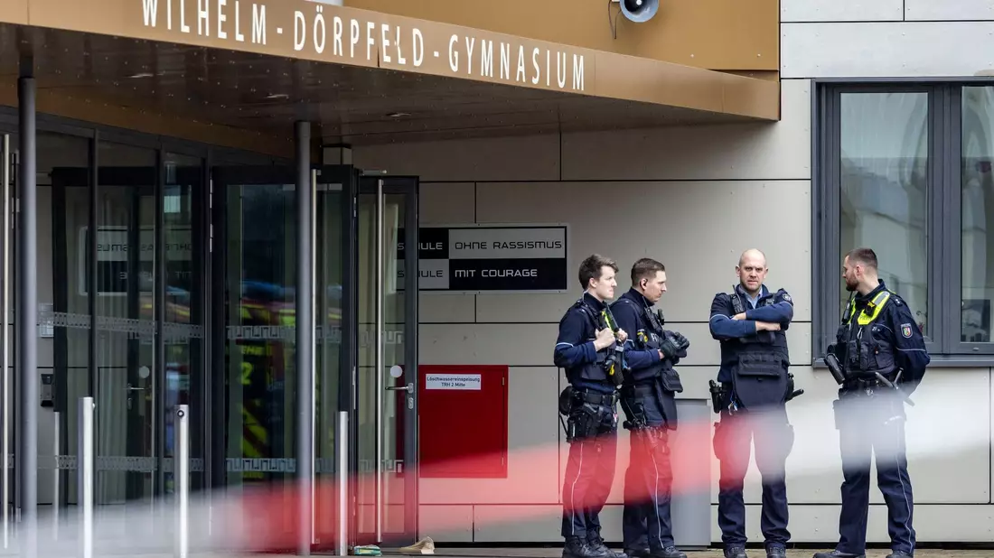 Am Donnerstag verletzte ein Schüler vier Mitschüler mit Messerstichen. Die Polizei überwachte daraufhin das Gymnasium. - Bild: Christoph Reichwein/dpa
