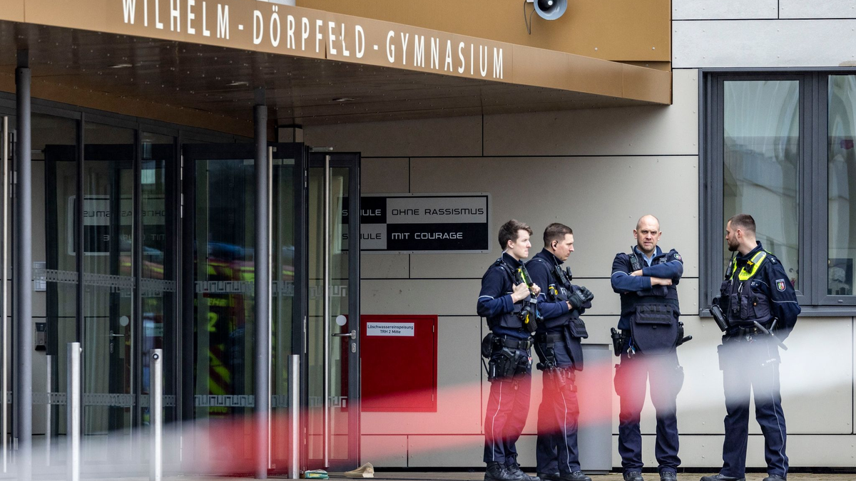 Am Donnerstag verletzte ein Schüler vier Mitschüler mit Messerstichen. Die Polizei überwachte daraufhin das Gymnasium. - Foto: Christoph Reichwein/dpa