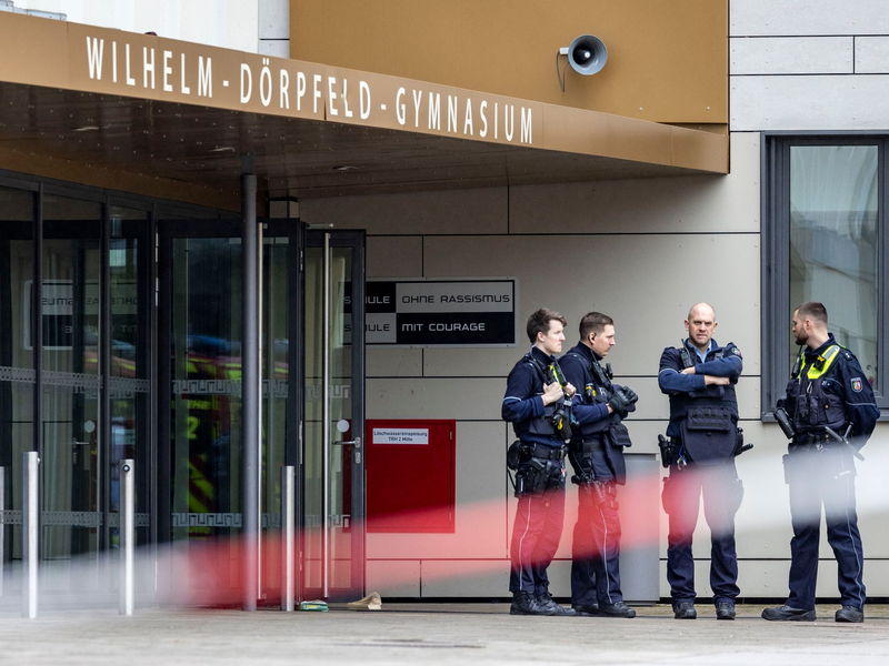 Am Donnerstag verletzte ein Schüler vier Mitschüler mit Messerstichen. Die Polizei überwachte daraufhin das Gymnasium. - Foto: Christoph Reichwein/dpa