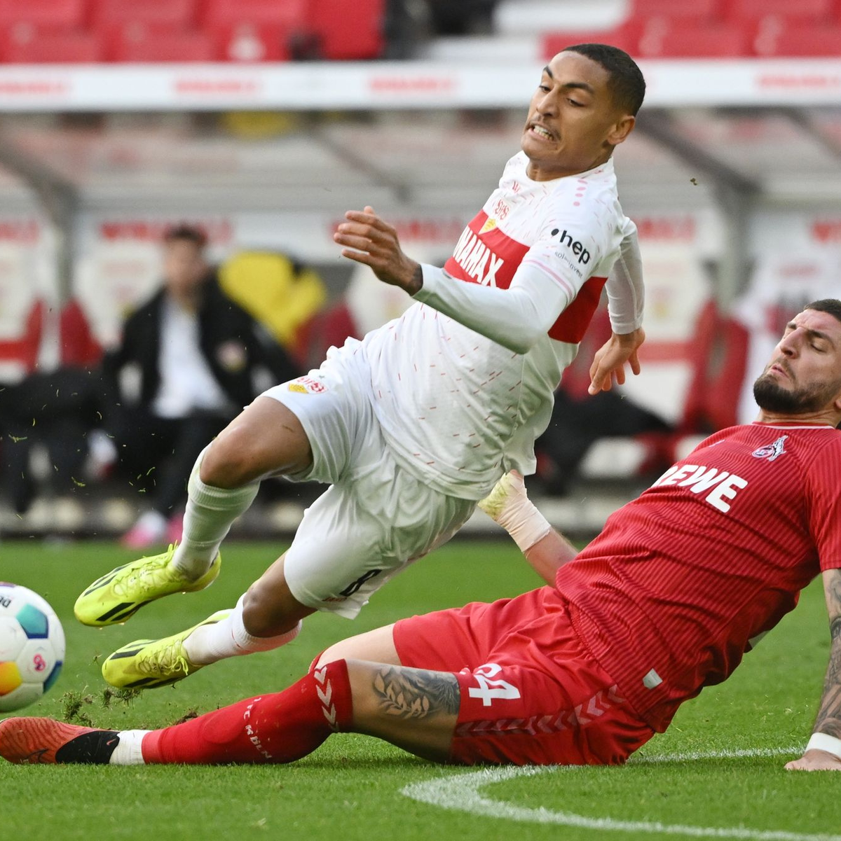 Stuttgarts Enzo Millot (l) wird vom Kölner Julian Chabot zu Fall gebracht. - Foto: Marijan Murat/dpa