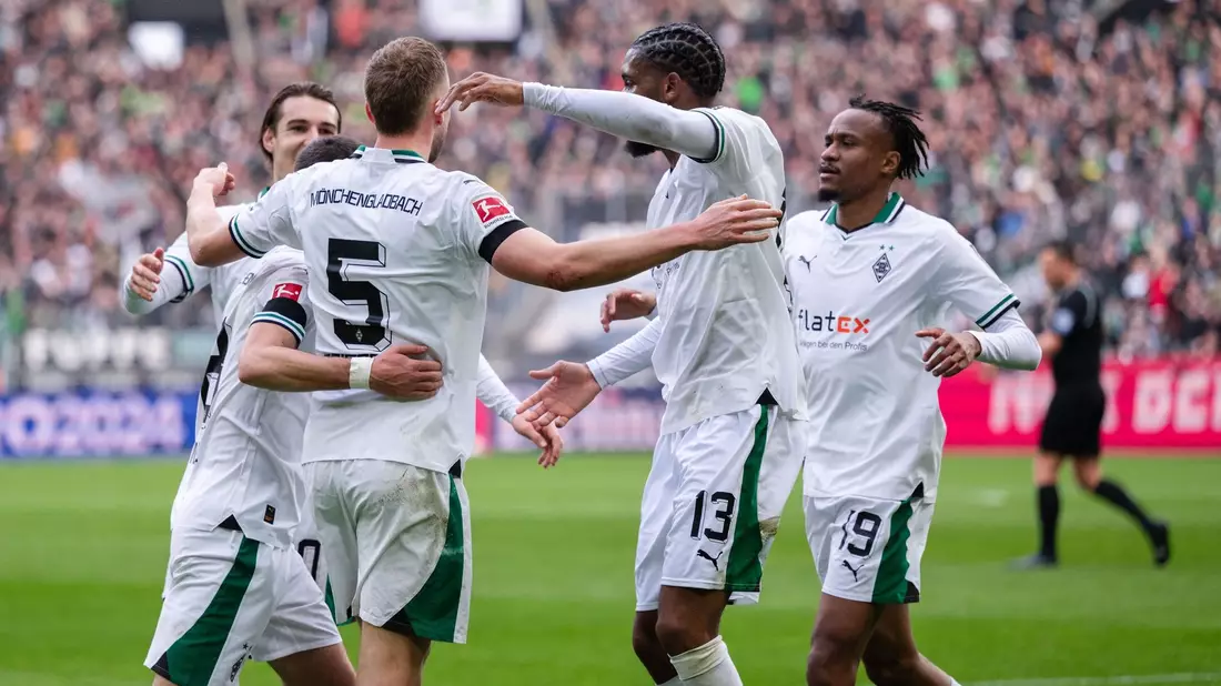 Die Gladbacher Spieler feiern den klaren Heimsieg gegen den VfL Bochum. - Bild: Marius Becker/dpa
