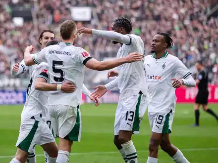 Die Gladbacher Spieler feiern den klaren Heimsieg gegen den VfL Bochum. - Foto: Marius Becker/dpa